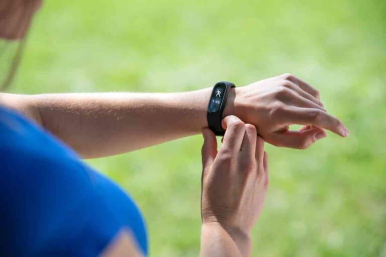 Trouble Seeing Your Fitbit Screen Outside? Try Changing This Setting!